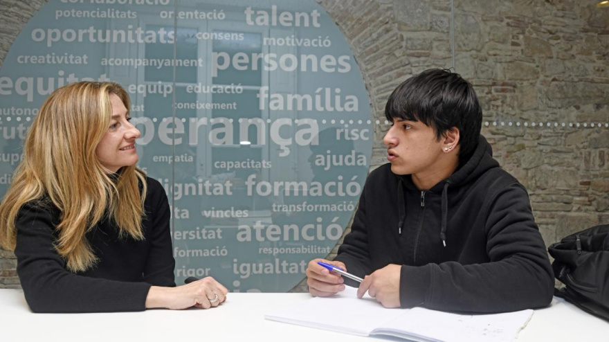 Raquel Lalueza y Facundo durante una clase de refuerzo