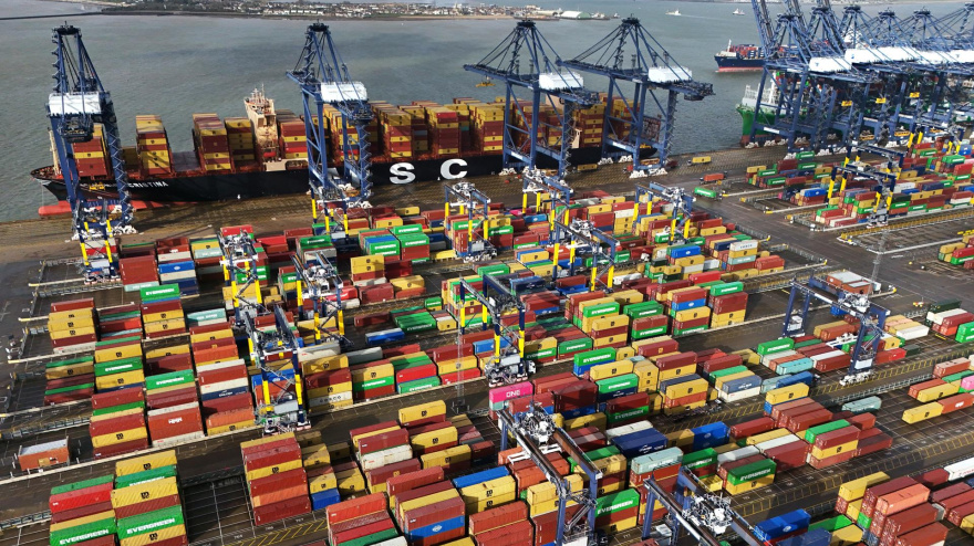 Vista de la descarga de buques portacontenedores en el puerto de Felixstowe, en Felixstowe, Reino Unido