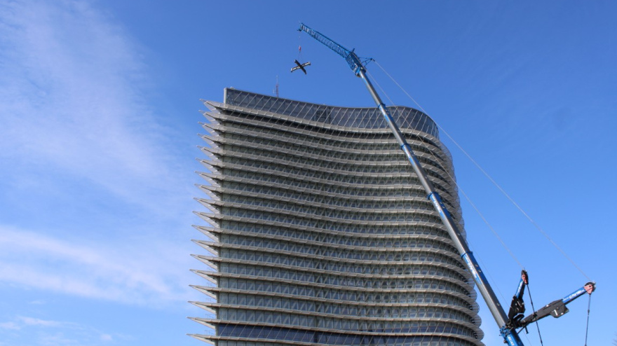 Grúa instalada junto a la Torre del Agua.