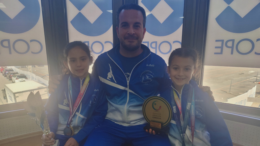 El secretario del Club Olímpica Onubense de Gimnasia Artística de Huelva, Nicolás Orta, junto a dos alumnas, Nicole Orta y Cecilia González-