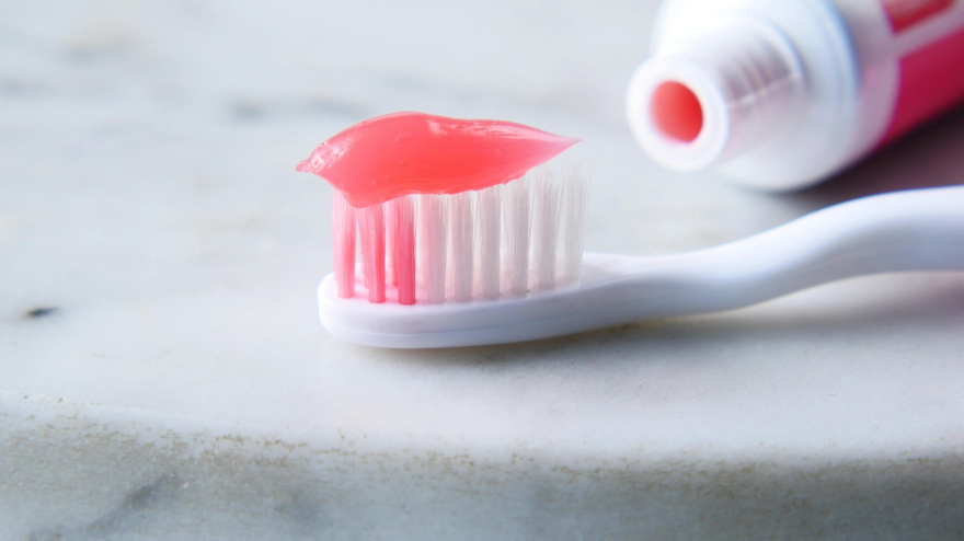 Una investigadora de la UGR desmiente los bulos sobre el flúor de la pasta de dientes