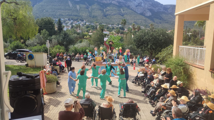 Residentes y personal de la residencia Santa Llúcia celebrando las Fallas de Dénia
