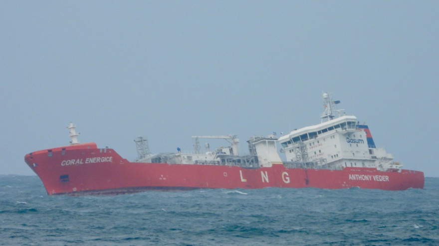 Foto de archivo de un mercante escorado por un temporal en nuestras costas