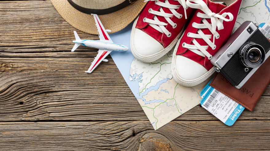 Imagen de archivo de mapas y pasaportes listos para un viaje turístico