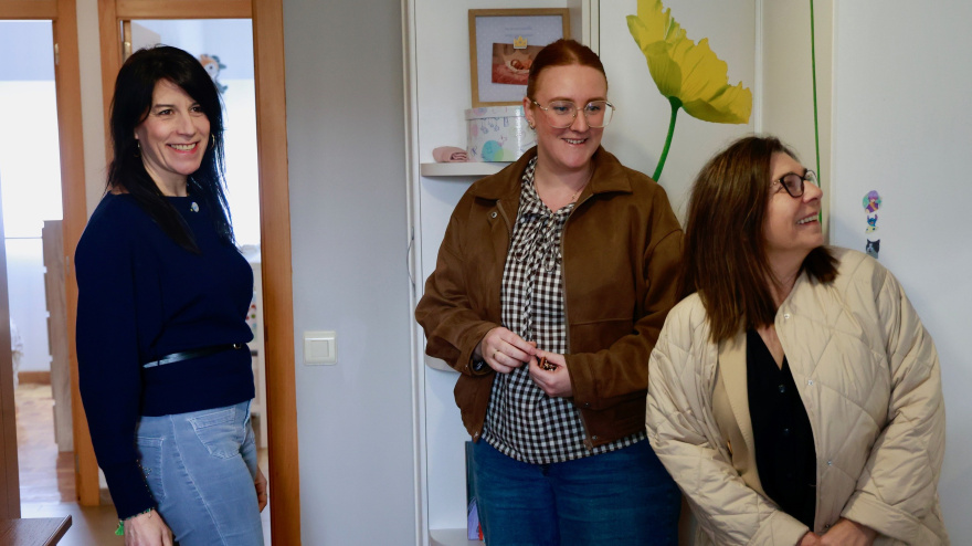 La conselleira, a la izquierda, durante la visita a la vivienda de Canido