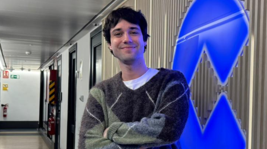 El cantante español Santi Vancells, conocido como Hey Kid, en los estudios de COPE