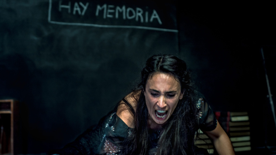 Angie Oña representando el espectáculo "Ser humana"