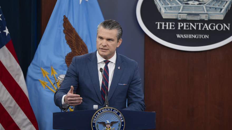 Pete Hegseth asegura que Jamenei está deformado y muy mal herido