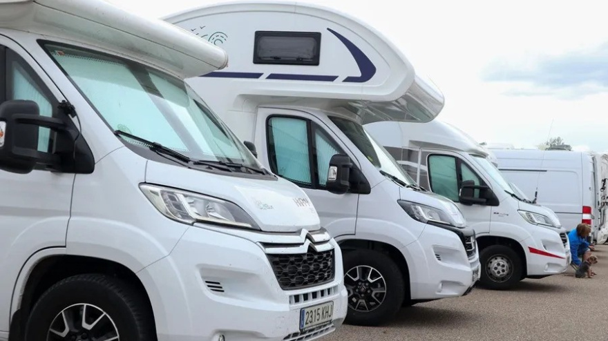 Varias autocaravanas estacionadas