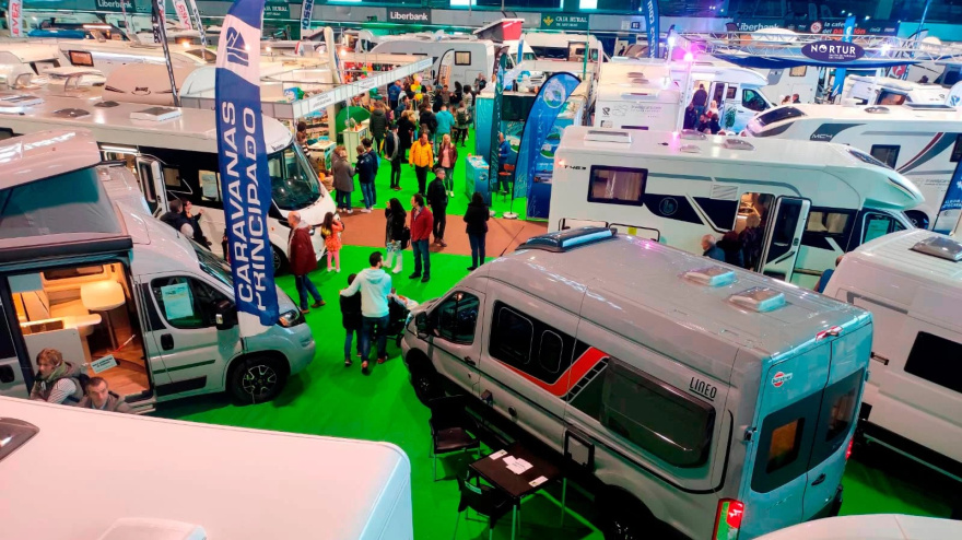 Varias autocaravanas y furgonetas en el Pabellón de La Magdalena durante el salón Nortur
