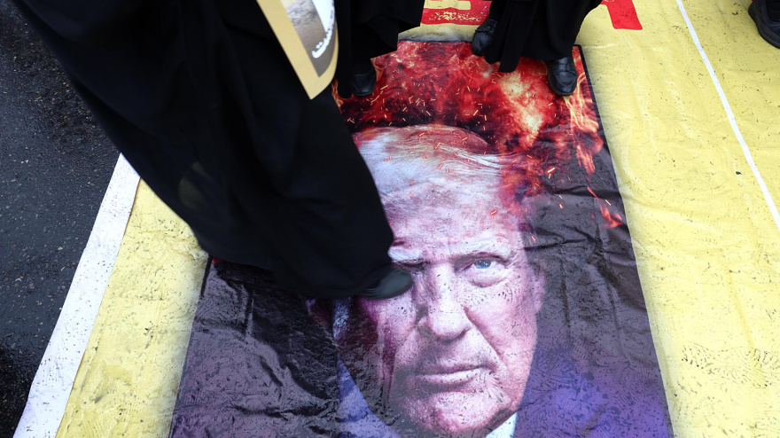 Los iraníes pisotean un cartel que muestra al presidente estadounidense Donald Trump durante una manifestación para conmemorar el Día Internacional de Al-Quds en Teherán.