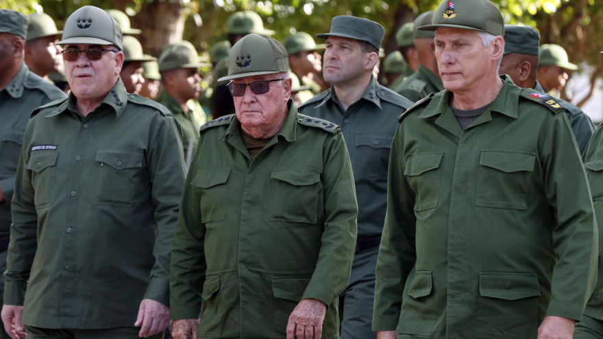 El nieto del expresidente Raúl Castro, Raúl Guillermo Rodríguez Castro (atrás), el presidente de Cuba, Miguel Diaz-Canel (d), el ministro del Interior, Lázaro Alberto Álvarez Casas (i) y el ministro de las Fuerzas Armadas de Cuba, Álvaro López Miera (c), asisten a un acto el 16 de enero de 2026 en el cementerio de Colon, en La Habana (Cuba)