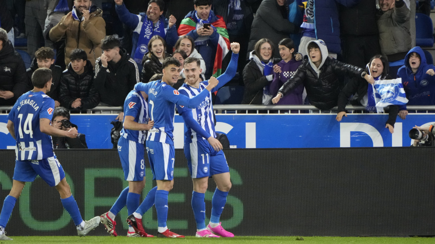 Los jugadores del Alavés celebran el primer gol en el Alavés - Villarreal