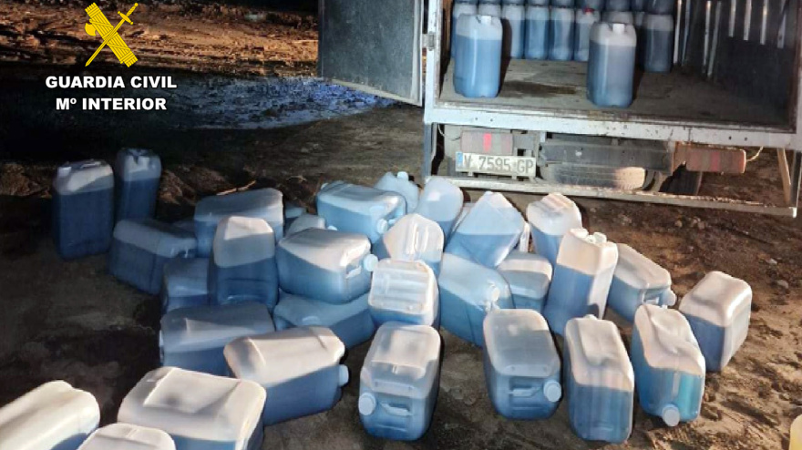 Gasolina intervenida en la playa de El Saladar de Águilas durante la operación de la Guardia Civil