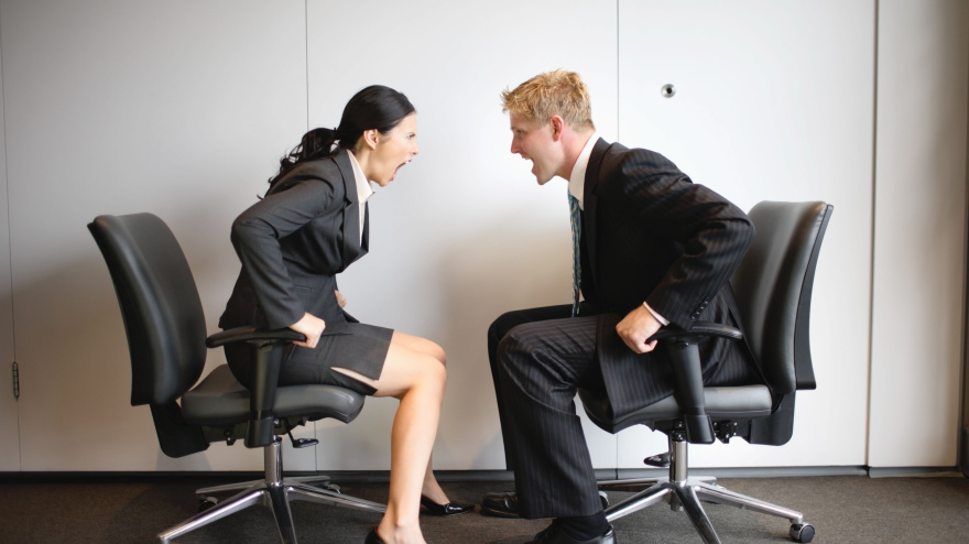 BH4A8X Two business colleagues shouting at each other whilst sitting on office chairs. Image shot 2008. Exact date unknown.
