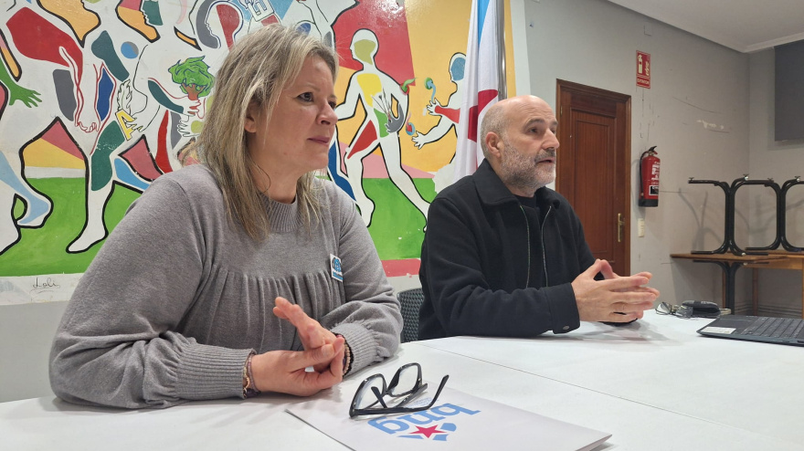 La alcaldesa de Fene, Sandra Permuy, con Néstor Rego