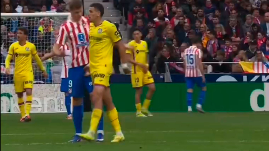 Momento de la acción entre Abqar y Sorloth en el Atlético-Getafe