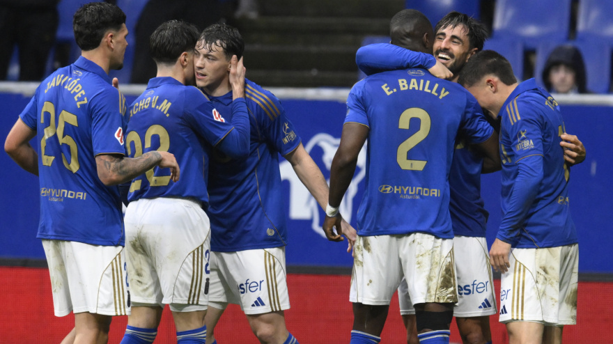 El defensa del Oviedo David Costas (2d) celebra tras anotar el primer gol del equipo durante el partido de la jornada 28 de LaLiga EA Sports que disputan el Real Oviedo y el Valencia CF este sábado, en el estadio Carlos Tartiere de Oviedo.