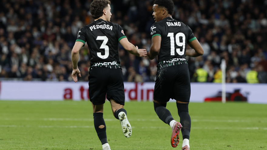 Los jugadores del Elche tras el gol de Manuel Ángel en propia puerta