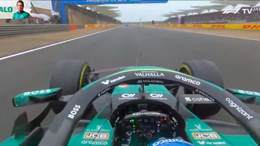 Fernando Alonso tuvo que soltar las manos del volante para aliviar las vibraciones en las manos.