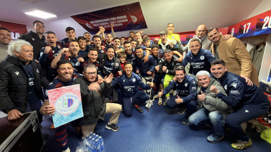 El Extremadura festeja una victoria de oro ante el líder