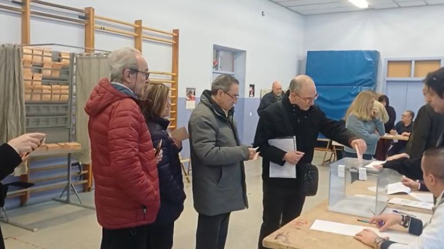 Primeros votantes en el colegio Antonio García Quintana en Valladolid