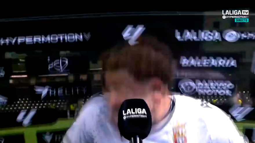 El susto que se lleva un jugador del Ceuta en la entrevista tras el partido ante el Deportivo