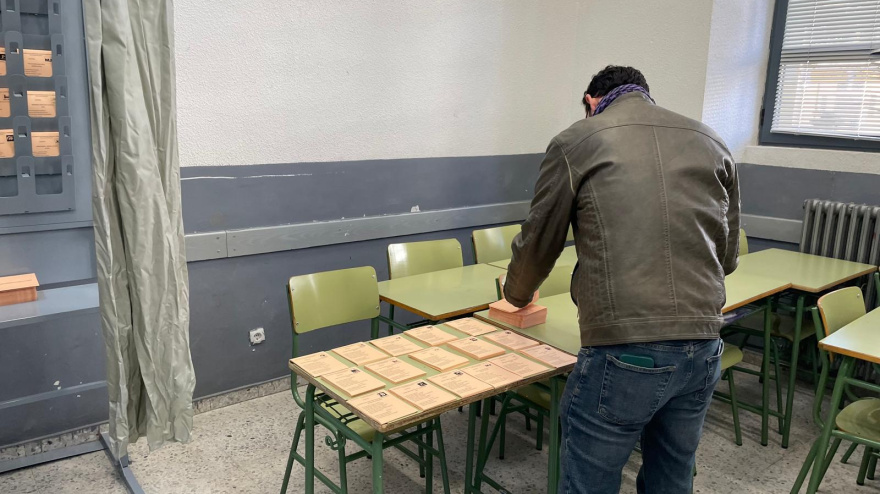 Un ciudadano retira una papeleta en Zamora durante el 15M