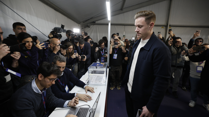 Ter Stegen, durante las elecciones del FC Barcelona en las que finalmente no ha podido votar.