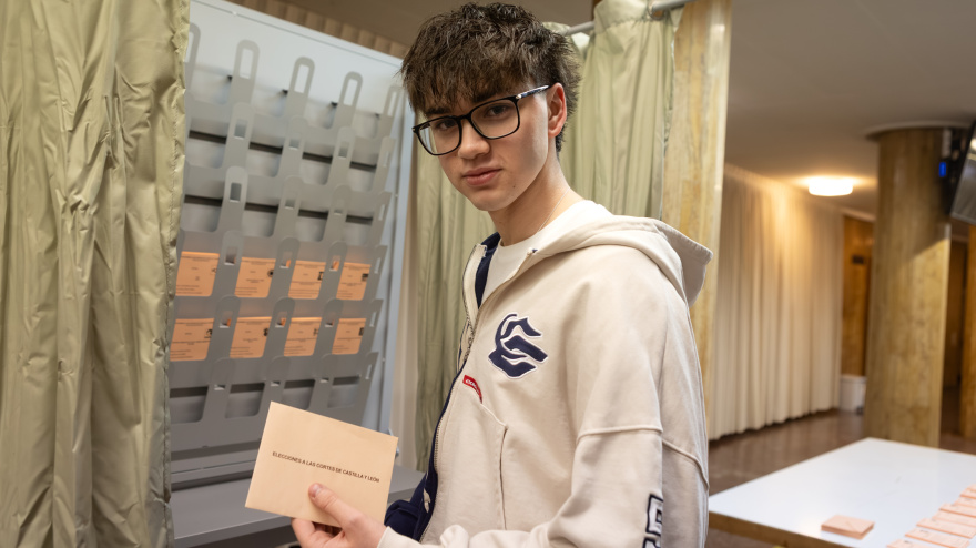 El joven soriano Victor Calabaza Maroto de 18 años vota por primera vez en unas elecciones