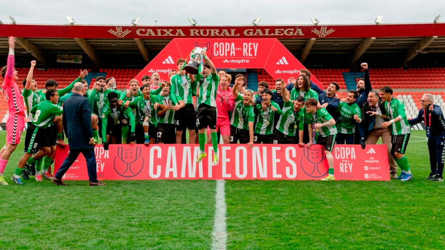 El Betis levanta el trofeo de la Copa del Rey juvenil
