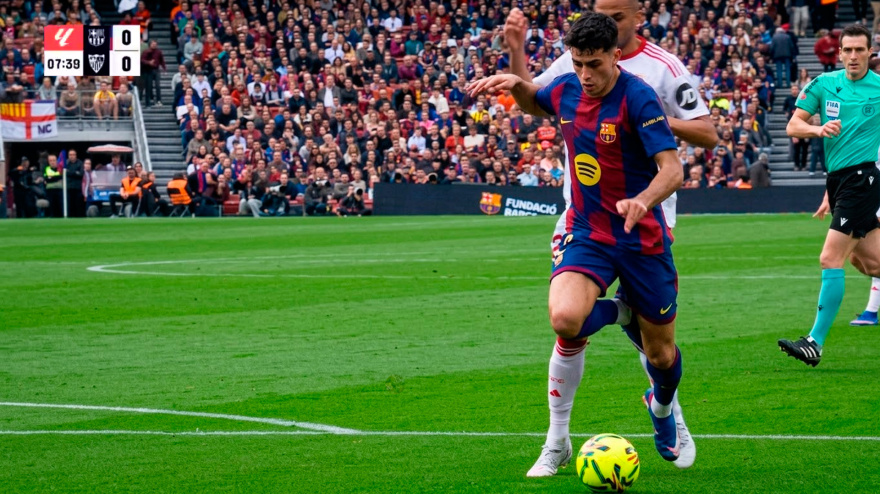 La acción entre Sow y Cancelo que supuso el primer penalti a favor del Barcelona contra el Sevilla