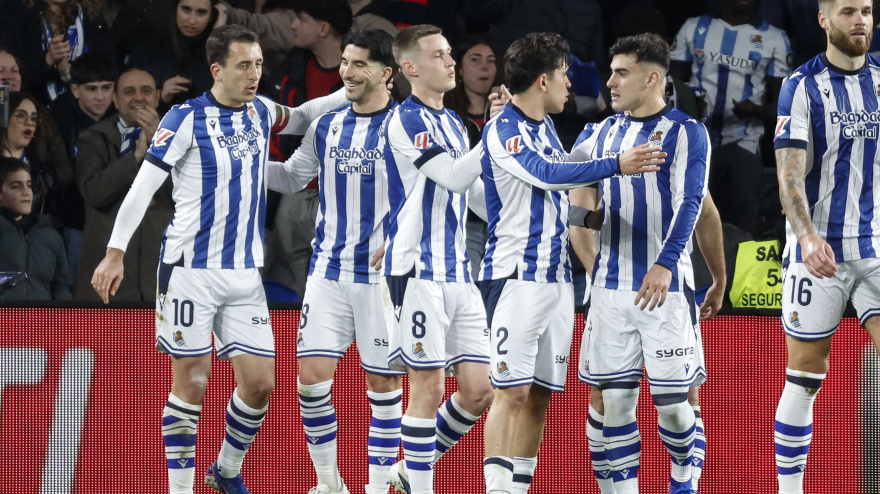 Los jugadores de la Real Sociedad celebran el gol de Mikel Oyarzabal contra Osasuna
