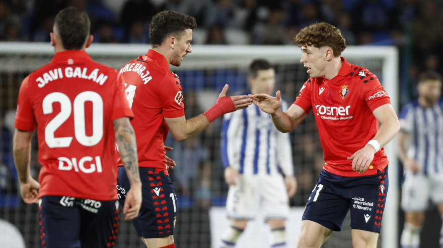 Victor Muñoz y Kike Barja celebra el gol de Osasuna frente a la Real Sociedad