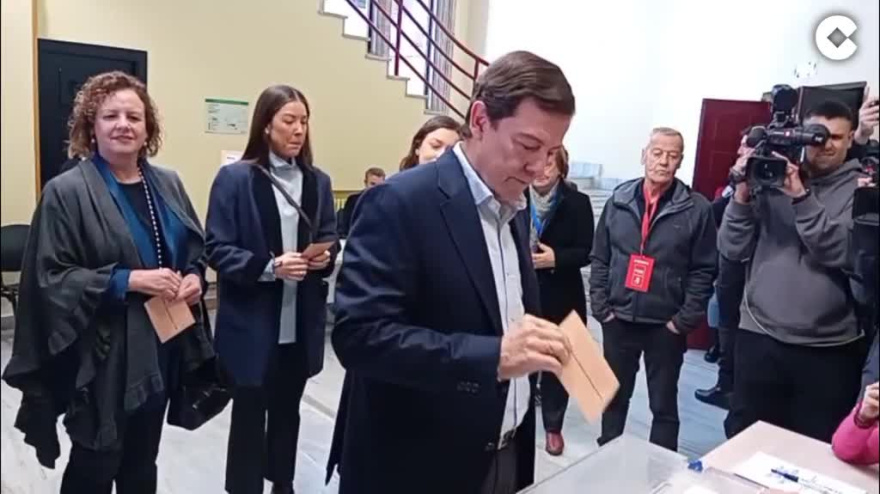 El candidato del PP, Alfonso Fernández Mañueco, ejerce su derecho al voto en la Plaza de la Constitución de Salamanca.