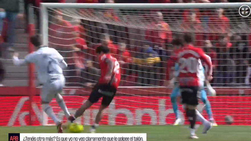 Imagen del VAR durante la revisión de la posible falta de Samu Costa sobre Urko González