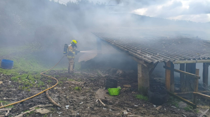 Uno de los efectivos del GES de Mugardos sofocando las llamas en Neda