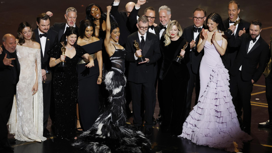 Paul Thomas Anderson levanta el premio Oscar a la Mejor Película