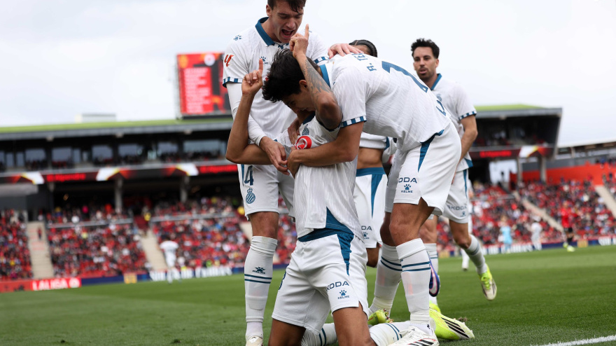 Los jugadores abrazan a Pickel tras el 0-1 en Son Moix. Luego tuvieron que verle marchar tras ser expulsado.