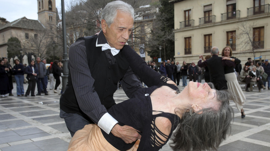 Un grupo de parejas de entre 60 y 84 años transforma los fines de semana la céntrica Plaza Nueva de Granada en una pista de baile, una tierna iniciativa contra la soledad y los achaques que ha sido ahora recogida en un documental.