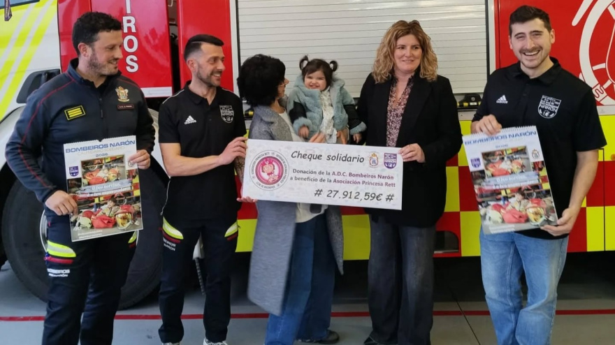 Momento de la entrega del cheque en el parque naronés