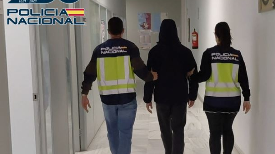 La Policía Nacional detiene a tres personas que habrían explotado sexualmente a varias mujeres en pisos turísticos