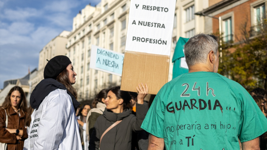 Los médicos vuelven a salir a la calle para protestar por el estuto que les quiere imponer Mónica García