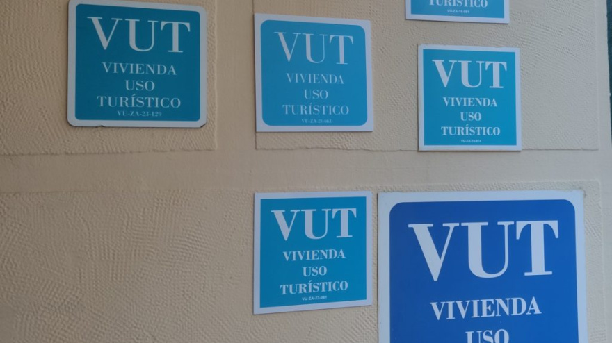 Cartel de Viviendas de Uso Turístico en Zaragoza