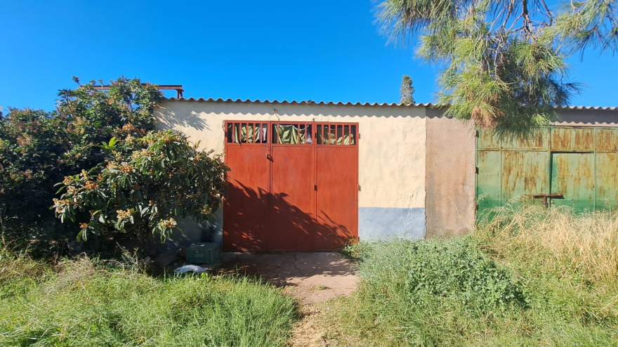 Imagen de una de las casetas de riego okupadas en Lorca junto al río