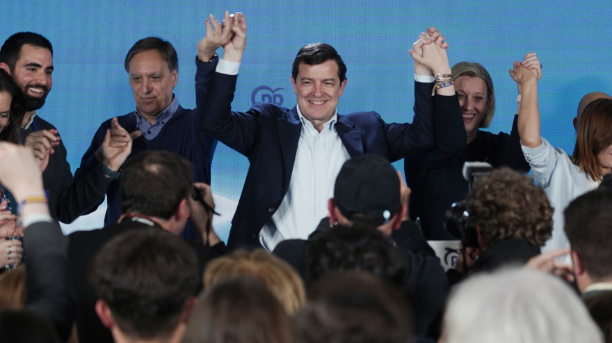 El candidato del PP a la Presidencia de la Junta de Castilla y León, Alfonso Fernández Mañueco, celebra la victoria electoral en Salamanca
