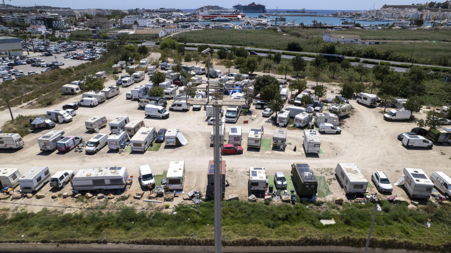 Asentamiento de caravanas en Ibiza por la falta de vivienda