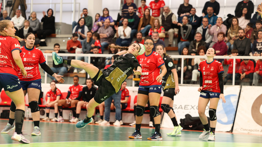 Un momento del derbi en A Sangriña