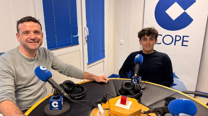 Borja junto a su fisio en los estudios de COPE