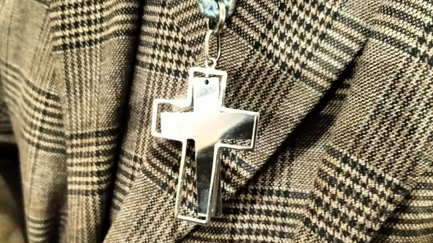 Una de las medallas más antiguas de la Cofradía de la Concepción portada por José Alberto Orantes